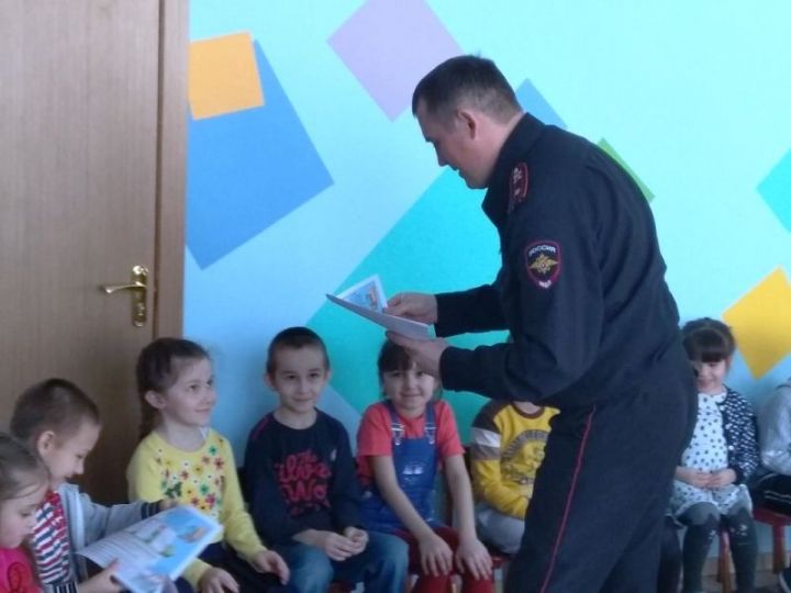 Кукморские полицейские провели урок безопасности для дошкольников