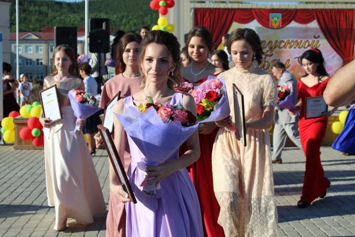 Фото: 217 выпускников школ района собрались на выпускной бал в Кукморе