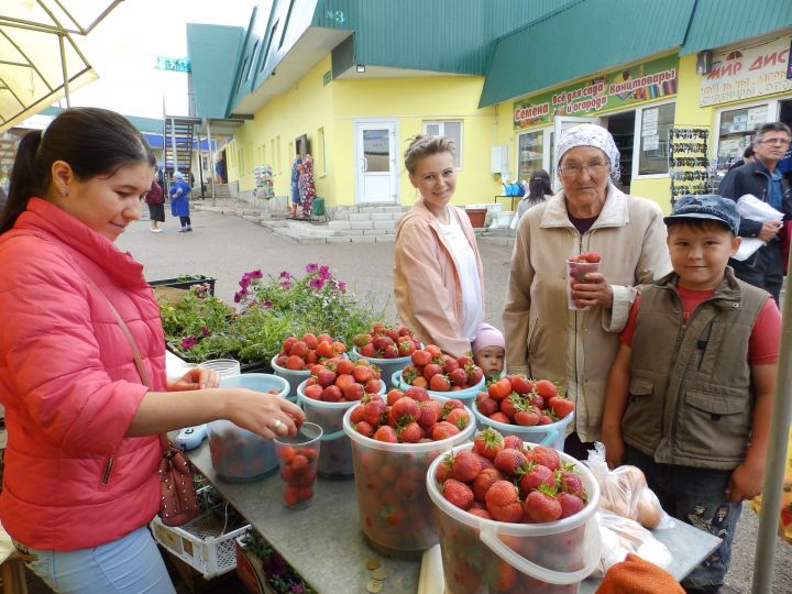 Цены на ягоды и овощи на Кукморском рынке