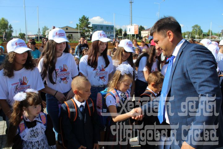 Фоторепортаж: 38 кукморских школьников получили портфели в рамках акции «Помоги собраться в школу»