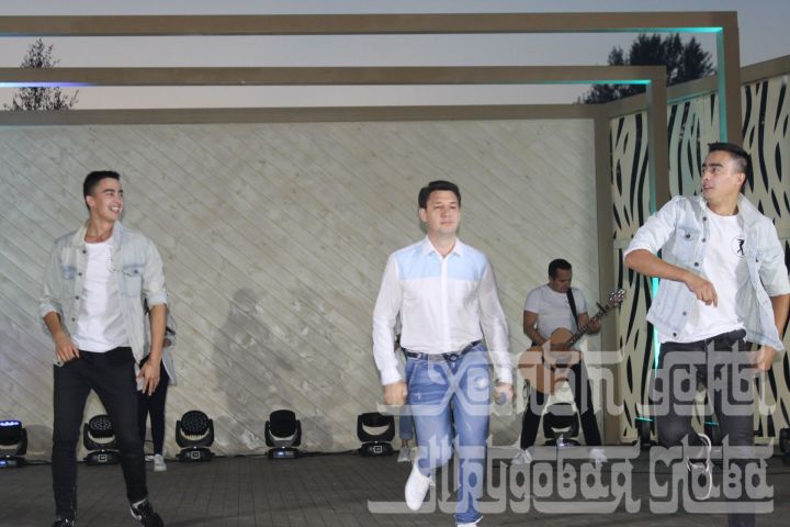 Видео, фоторепортаж: Фирдус Тямаев взорвал танцпол в Кукморе