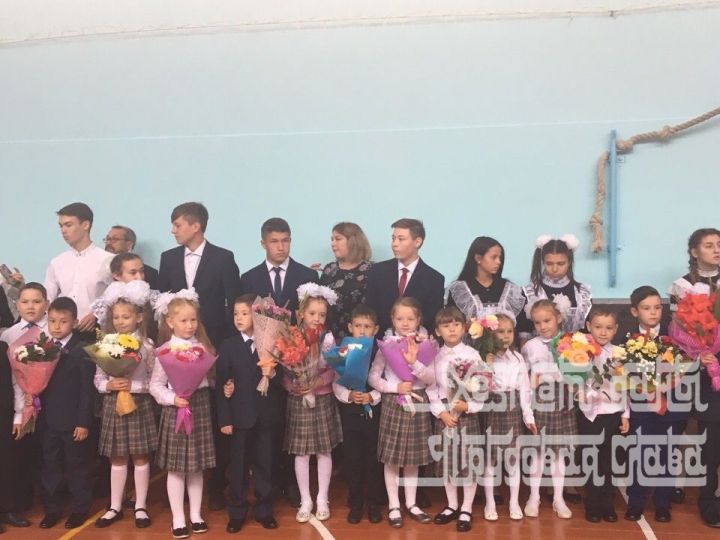 Фото: В Кукморской школе №3 прошла торжественная линейка