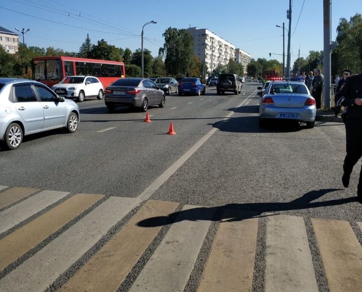 Видео: В Казани на «зебре» иномарка насмерть сбила 10-летнюю девочку и ее мать