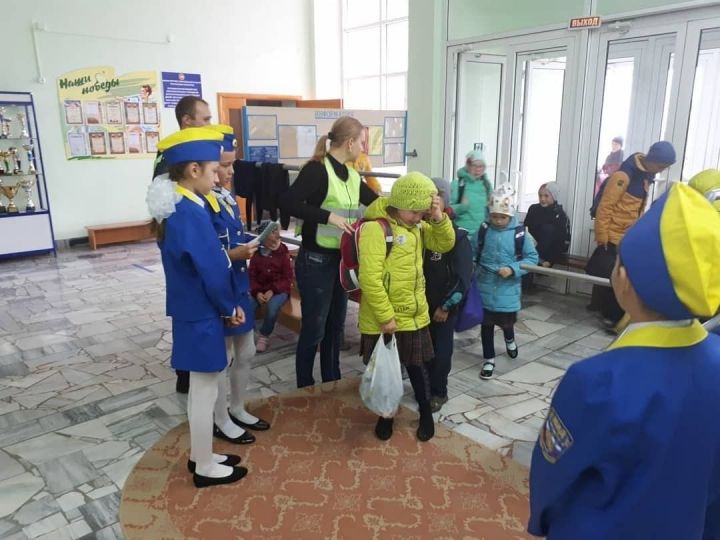 В Кукморе сотрудники ГИБДД проверили наличие световозвращающих элементов у школьников