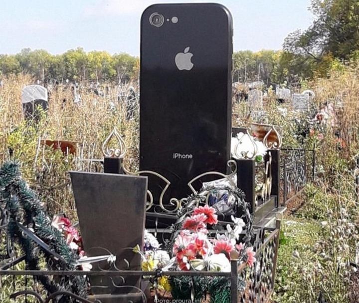 На кладбище установили надгробие в виде iPhone