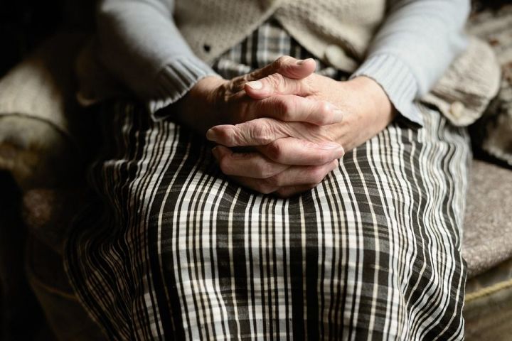 В Татарстане мужчина ворвался в дом бабушки, ранил ее и украл продукты