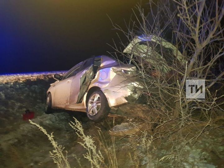 В Татарстане авто занесло на скользкой дороге и выбросило в кювет