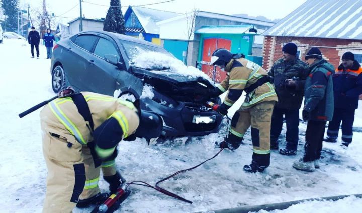 В Кукморе в гараже загорелась иномарка
