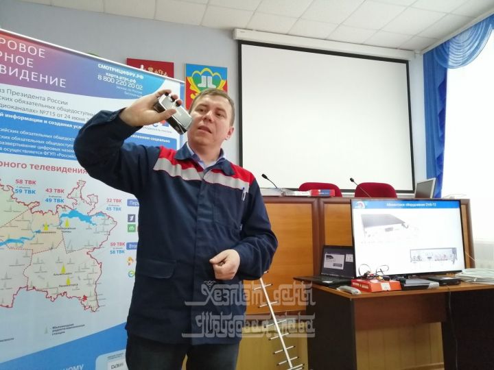 Специалисты учат кукморских волонтеров подключать цифровое ТВ