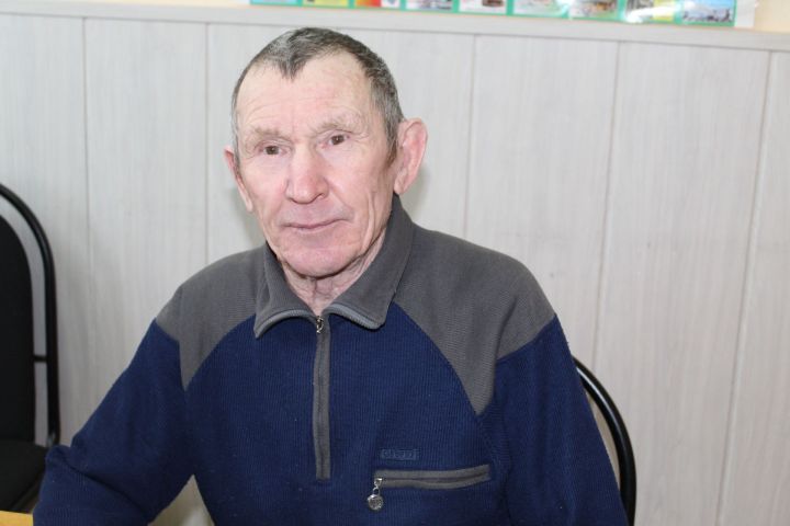 Геннадий Бакелев из деревни Верхняя Шунь с малых лет познал поэзию крестьянского труда