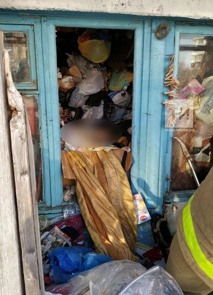 В захламленной квартире под мусорными мешками обнаружено тело пожилой женщины