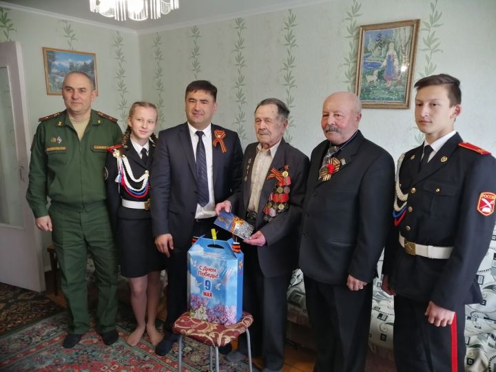 Фото: Глава Кукморского района поздравил ветеранов войны с 74-ой годовщиной Победы