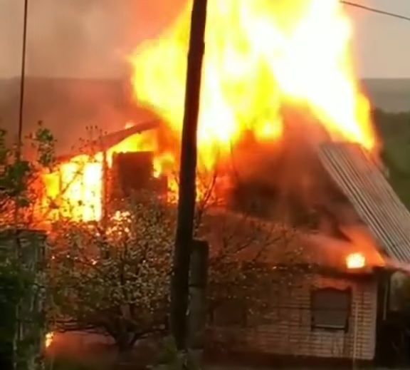 Видео: В Татарстане от удара молнии загорелся дом
