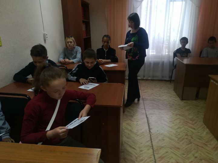 В Центре "Тылсым" получателям социальных услуг рассказали, как работает телефон доверия