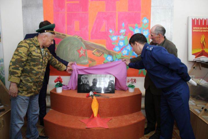 Фото: В Ядыгерьской школе состоялось открытие мемориальной доски кавалеристу-пограничнику Михаилу Андрееву