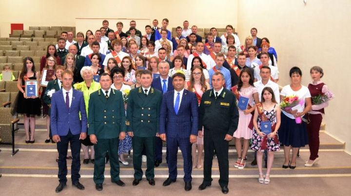 Глава Минлесхоза Татарстана вручил дипломы выпускникам Лубянского лесотехнического колледжа