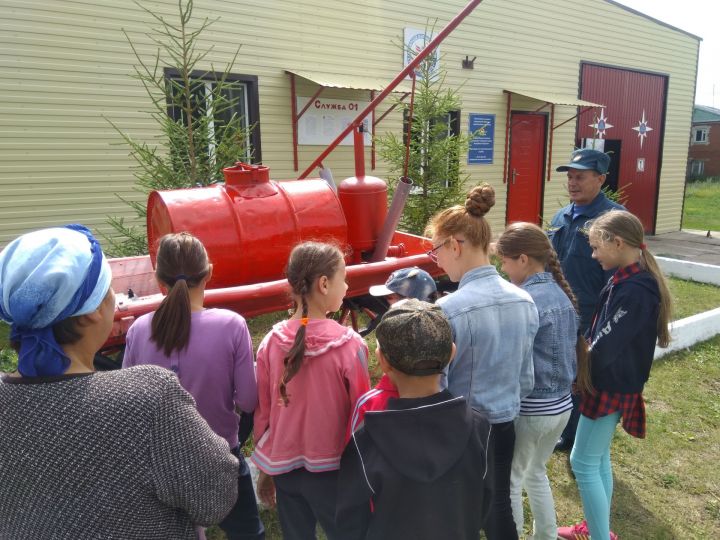 В Ятмас Дусаево детям продемонстрировали пожарную технику и вооружение