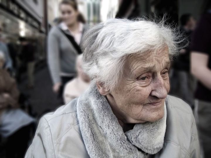 Две аферистки пришли купить овцу и убедили пенсионерку снять порчу, забрав деньги и золото