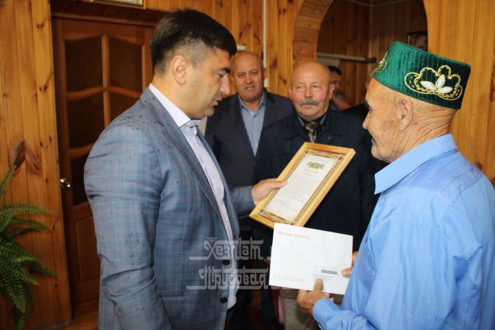 Сергей Димитриев поздравил жителя деревни Олуяз с 90-летием
