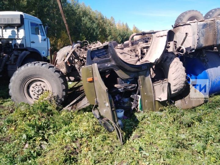 В Татарстане погиб водитель перевернувшейся автоцистерны