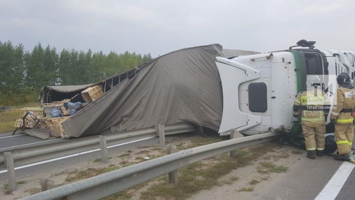Фото: На трассе в Татарстане перевернулась фура