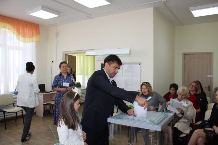 Сергей Димитриев на выборы депутатов Госсовета РТ шестого созыва пришел вместе с семьей