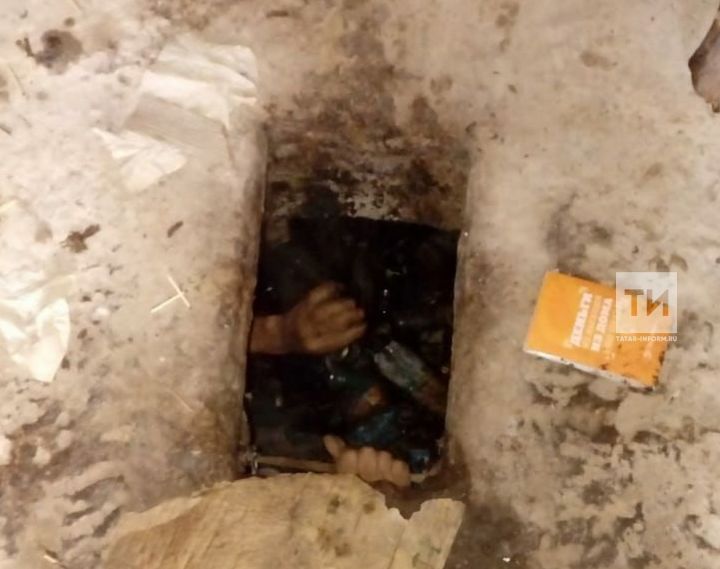 В Татарстане мужчина провалился в яму общественного туалета