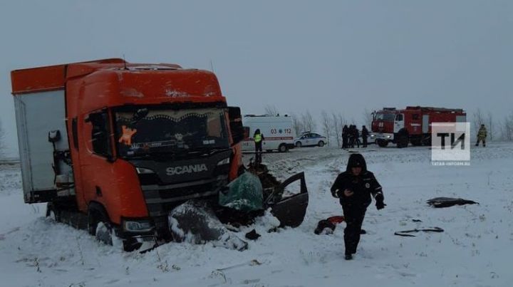 В Татарстане фура раздавила иномарку: два человека погибли