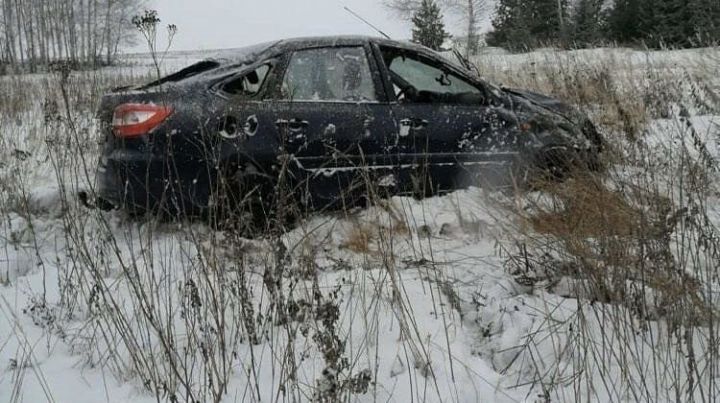 В Татарстане водитель легковушки погиб, вылетев с трассы