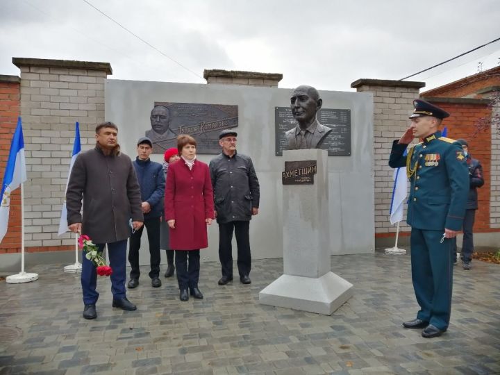 В Кукморе открыли мемориальный комплекс, посвященный памяти руководителей валяной фабрики