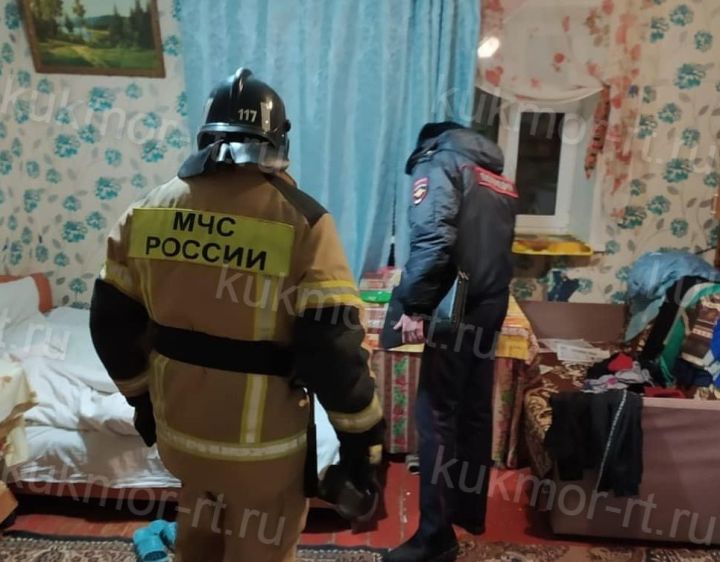 В Кукморе при вскрытии квартиры спасатели обнаружили тело мертвой женщины