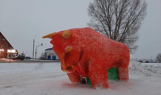 В Татарстане  появилась гигантская фигура быка из снега