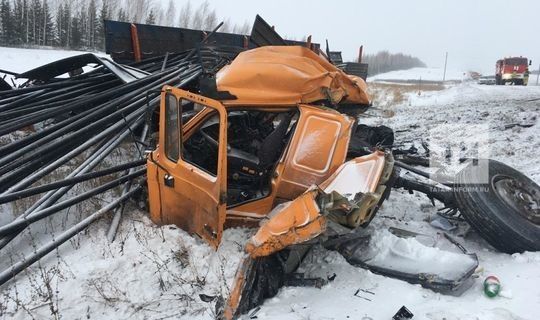 Татарстанда ике йөк машинасы бәрелешкән, йөртүчеләрнең берсе һәлак булган