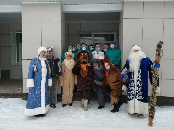 В Кукморе Дед Мороз со Снегурочкой и сказочными персонажами поздравили медиков «красной зоны»