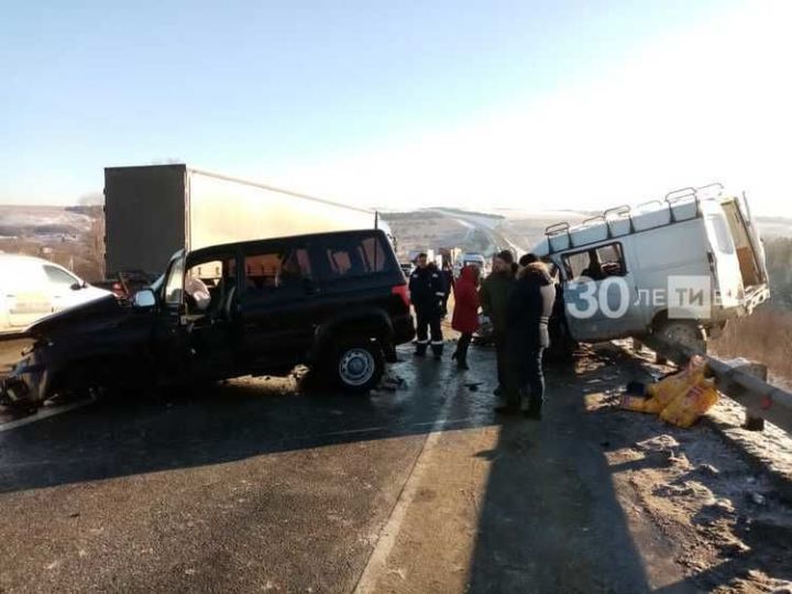 На трассе в Татарстане лоб в лоб столкнулись «УАЗ» и микроавтобус, есть погибшие