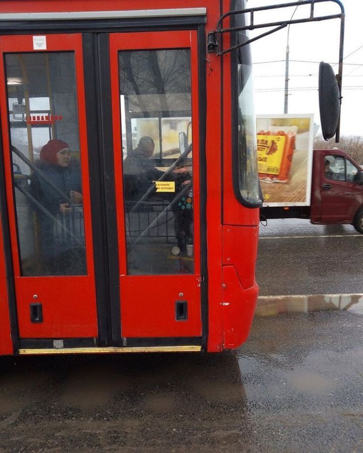 Уволили кондуктора, которая не дала билет и нахамила пассажирке автобуса