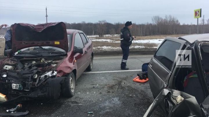 В Татарстане в ДТП с двумя легковушками пострадали двое взрослых и ребенок