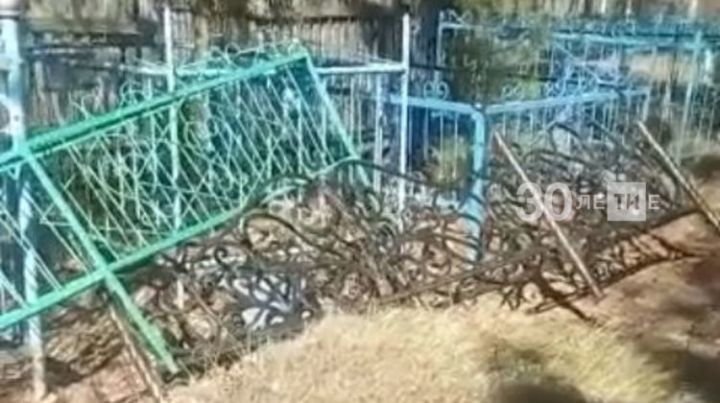 На кладбище в деревне Манзарас неизвестный сломал ограды на нескольких могилах