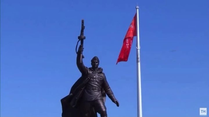 В Казани открыли бронзовый монумент Воину-победителю