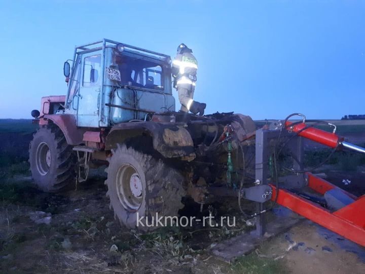 Пожарные потушили загоревшийся ночью трактор в Кукморском районе