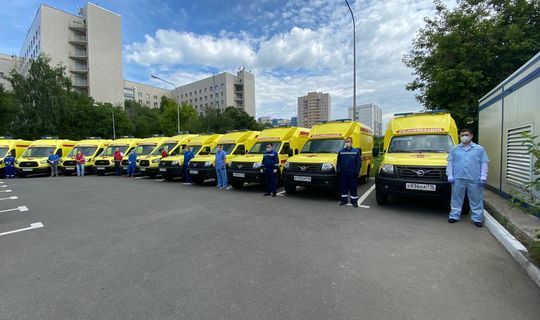 Рустам Минниханов вручил медикам Татарстана ключи от автомобилей скорой помощи
