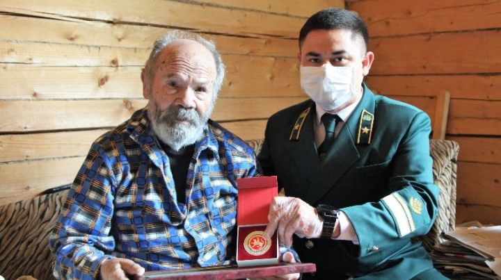 Ветерану лесной отрасли из Кукморского района вручен памятный знак «100 лет образования ТАССР»
