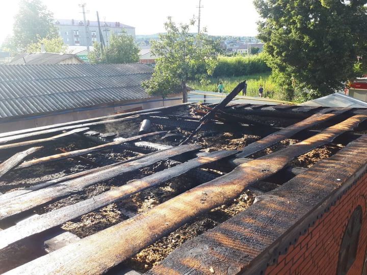 Пожар уничтожил крышу и повредил потолок бани в Кукморе