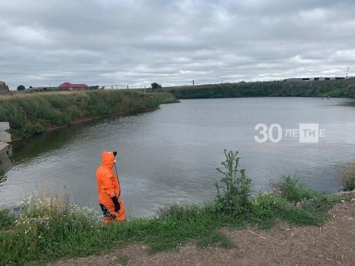 В Татарстане мужчина утонул, скатившись в реку на тракторе