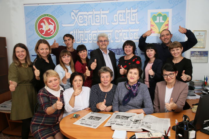 Гульгена Шарипова поздравила с 90-летним юбилеем газеты коллектив редакции и жителей района
