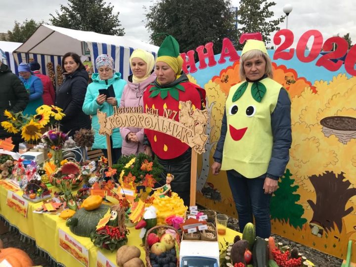 Школы и детские сады представили свой урожай и выставку на ярмарке в Кукморе