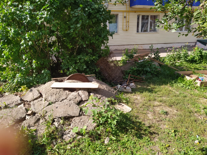 В Кукморе на улице Тинчурина канализационный люк находится в аварийном состоянии
