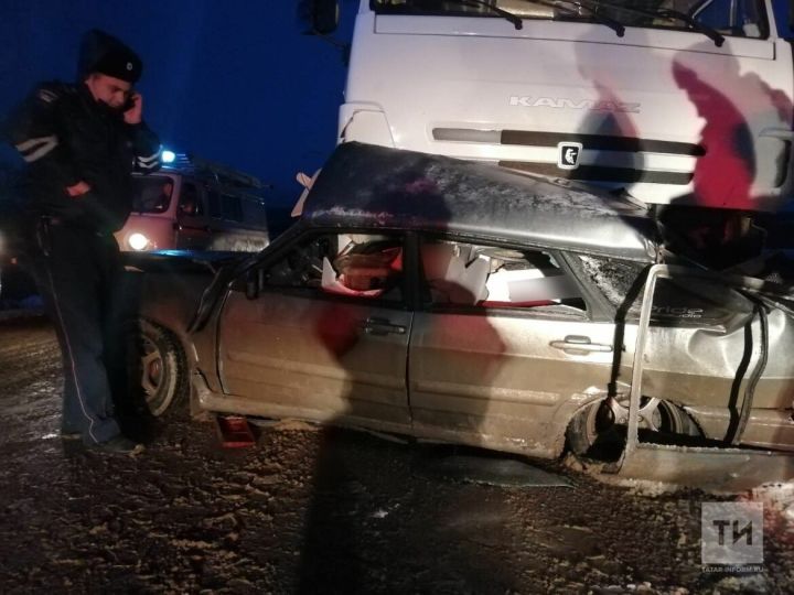 В Татарстане легковушку смяло под колесами «КАМАЗа», водитель авто погиб на месте