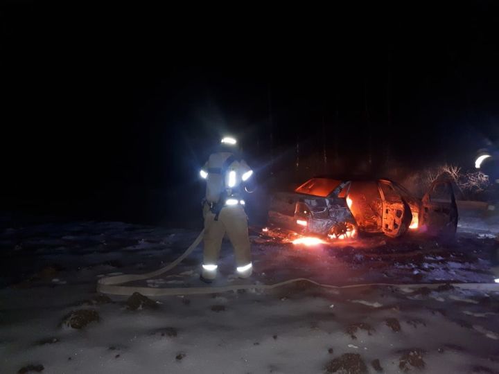 Кукмара районы басуында автомобиль янган, янында машина йөртүче һәм пассажирлар булмаган