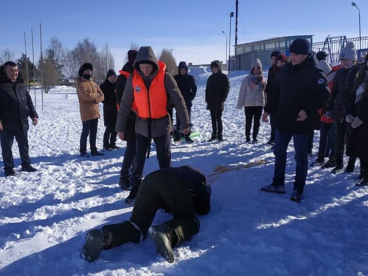 Кукморским школьникам показали методы спасения и оказания помощи пострадавшим на льду